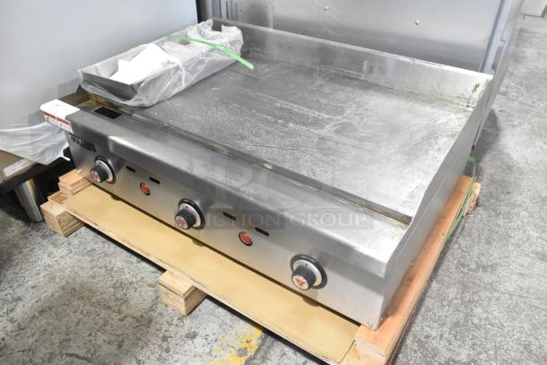 BRAND NEW Vulcan VCRG36-T1 36" stainless steel commercial griddle, natural gas, 75,000 BTU, scratch and dent, thermostatic controls.