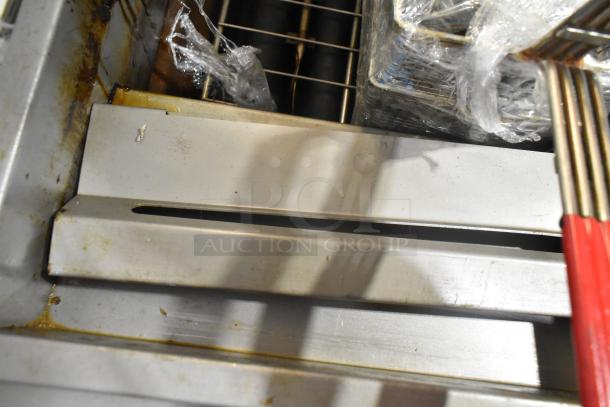 Vulcan LG300-1 stainless steel deep fryer with 2 metal fry baskets, used condition. Natural gas, 90,000 BTU.