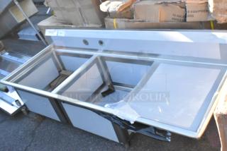 BRAND NEW SCRATCH AND DENT! Regency 600S2242424R Stainless Steel 2 Bay Sink w/ Right Side Drain Board. No Legs. - Item #1217184