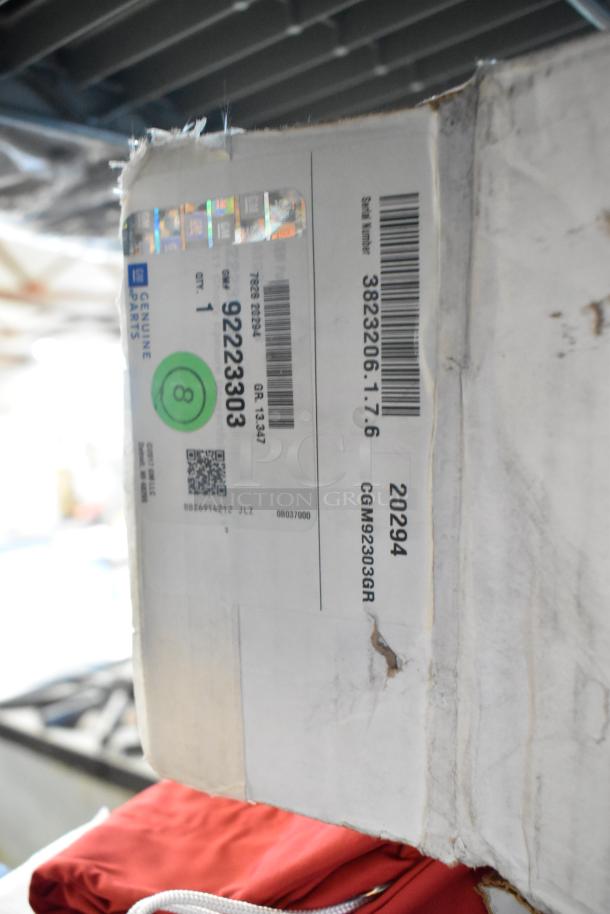 Box with GM Genuine Parts label, item number 9223303, in new condition. Includes car mats.