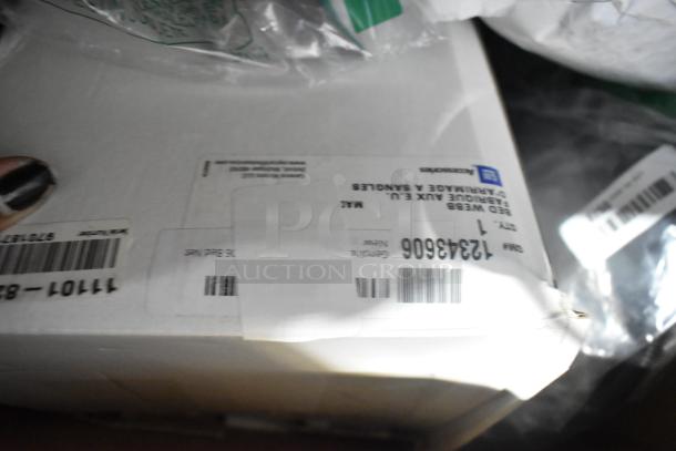 BRAND NEW tier lot with car mats and GM 84370635 floor liner in packaging; visible GM label.