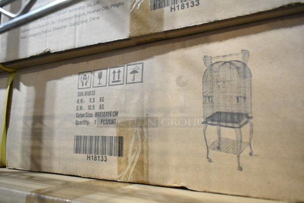 Brand new G3052-H18133 bird cage in box, labeled "scratch and dent." Dimensions: 86x55x16 cm, 9.9 kg.
