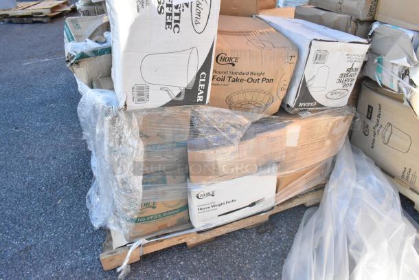 Pallet of 16 new scratch and dent items including plates, tasting spoons, cold cups, and plastic forks. Various brands visible.