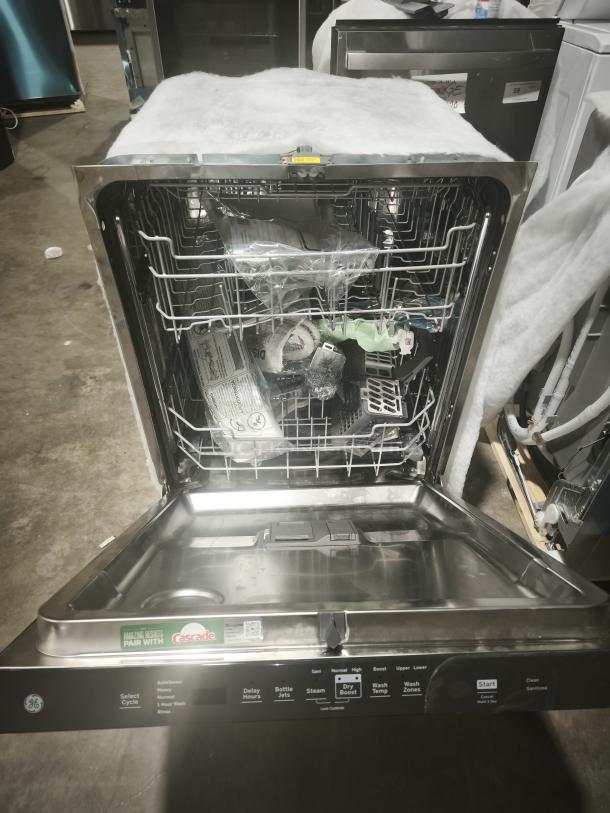 BRAND NEW SCRATCH AND DENT: GE® Dishwasher GDT665SSNSS, stainless steel, top-control, sanitize cycle, Dry Boost™, minor dents.