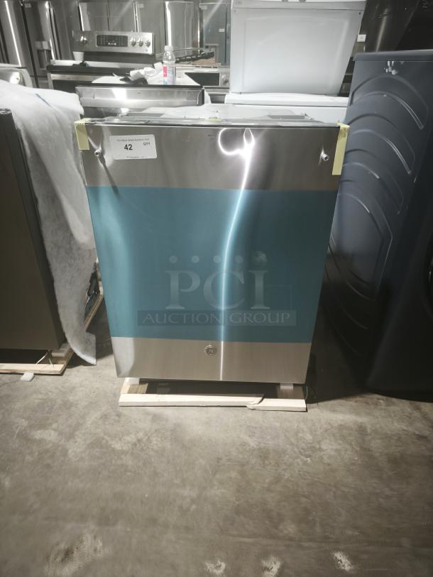 BRAND NEW SCRATCH AND DENT: GE GDT665SSNSS dishwasher, top control, plastic interior, Energy Star, with sanitize cycle, dry boost.