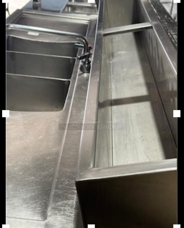 Three-compartment stainless steel sink with two-door cooler, ideal for restaurants and bars. Excellent condition.