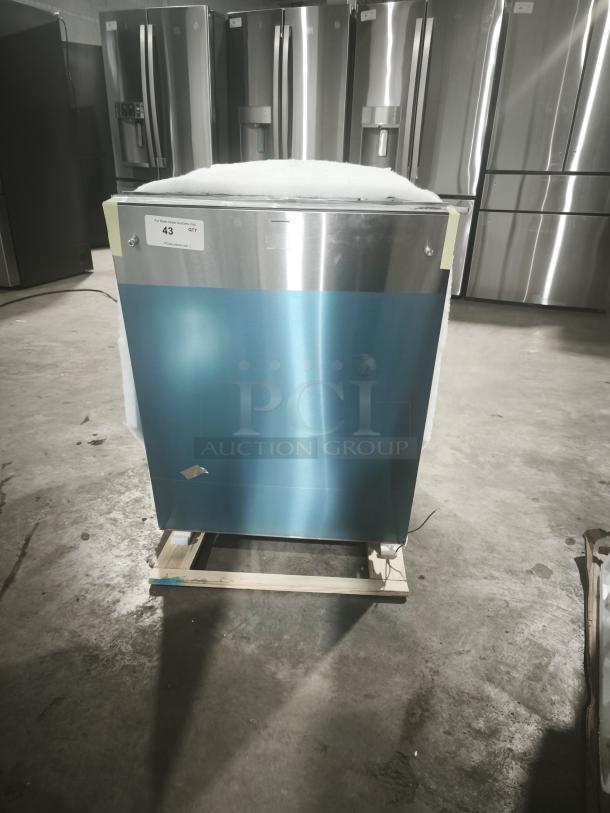 BRAND NEW SCRATCH AND DENT: GE® Top-Control Dishwasher GDT670SMV1ES, stainless steel, Dry Boost™ Technology, Sanitize Cycle.