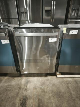 New GE dishwasher model GDT550PYRFS, top control, stainless steel. Features Sanitize Cycle & Dry Boost™, visible dent on the front.