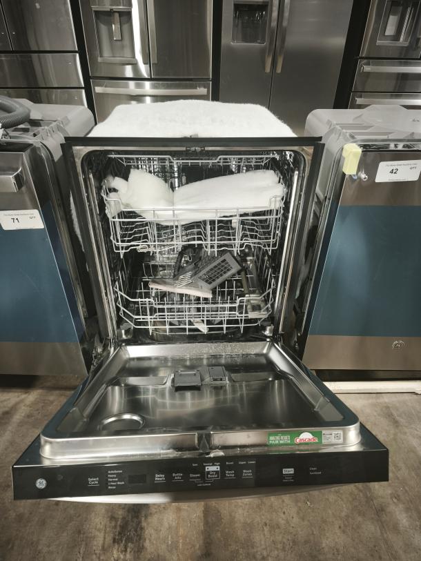 NEW GE GDT550PYRFS dishwasher, top control, plastic interior, sanitize cycle, Dry Boost, excellent condition.