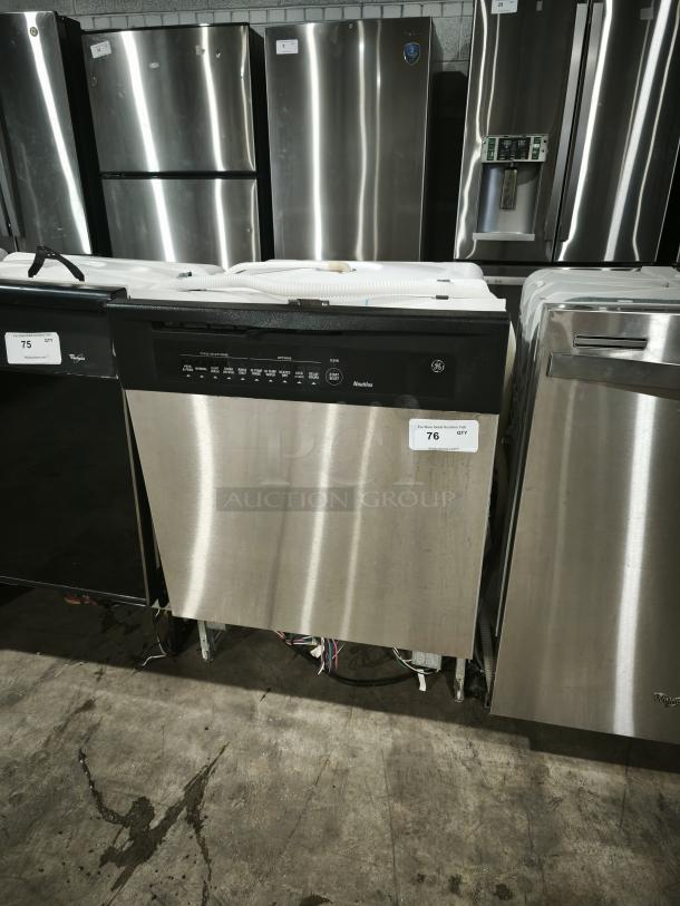 GE built-in full-console dishwasher, model gsd3960L00ss. Stainless steel front with control panel. Used condition.