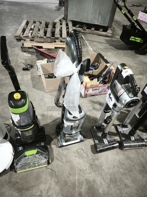 Shark UV550 Lift-Away XL Upright Vacuum, silver, in good condition, with lift-away feature and attached hose.