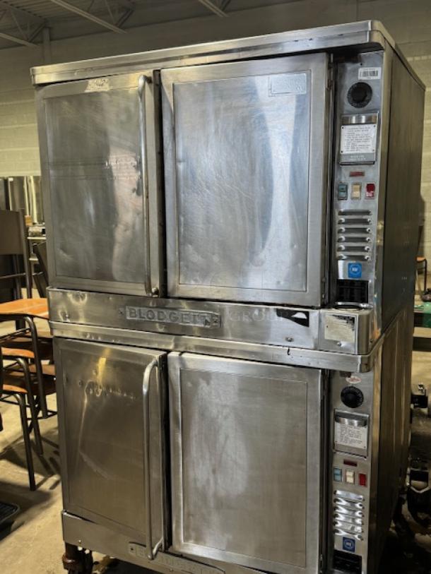 Blodgett EF-111 electric full-size convection oven. Dual stainless steel doors, control panel with dials and buttons, used.