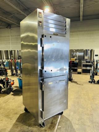 NICE LIKE NEW !!!!!!!!!!!!!!!!Traulsen RDT132WUT-HHS Stainless Steel 21.6 Cu. Ft. Single Section Reach In Refrigerator / Freezer - Specification Line 
Phase1 Phase Voltage 115 Volts TESTED AND WORKING - Item #1217265