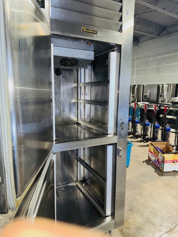 Traulsen RDT132WUT-HHS stainless steel reach-in refrigerator/freezer. 21.6 cu. ft., single section, like new condition.
