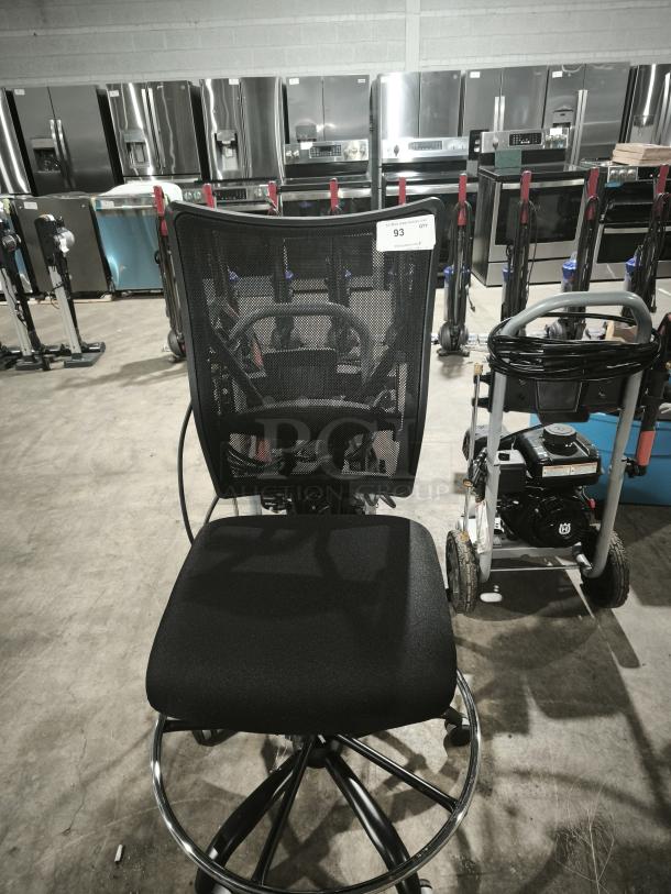 Hercules Series Big & Tall Executive Swivel Office Chair, model WL-5029SYG-GG, new condition, black mesh back, padded seat.