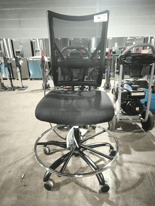 Hercules Series Big & Tall Executive Swivel Office Chair, model WL-5029SYG-GG, new condition, mesh back, black fabric seat.