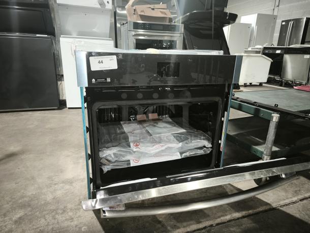 GE® 30″ Smart Wall Oven, Model JTS5000SV2SS, new scratch and dent condition, includes no-preheat air fry feature.