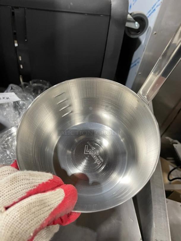 Adcraft Commercial Stainless Steel 32 Oz. Dipper Ladle, Model D-32GSA, new condition, with metric gradation markings.