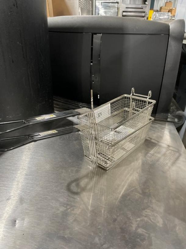 Adcraft commercial mesh fry basket, model FBR11571, new condition, black grip handle, stainless steel.