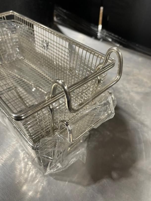 Adcraft Wired Mesh Fry Basket, Model FBR11571, new, with black grip handle, commercial-grade, durable construction.