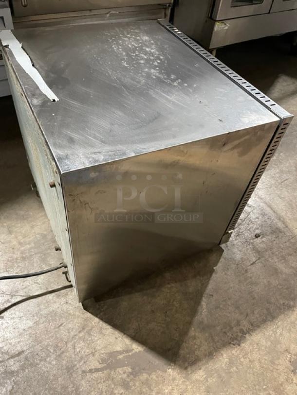 Avantco Commercial Stainless Steel Convection Oven, Model 177CO28, with wired rack. Used condition, slight wear visible.