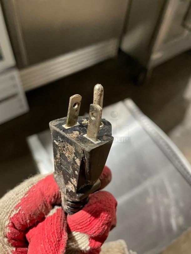 Avantco 177CO28 commercial countertop convection oven plug, shows signs of wear. Model: 177CO28, 208-240V.
