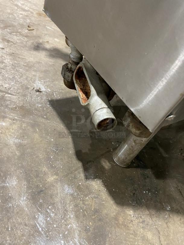 Groen AH/1-40 stainless steel steam jacketed kettle, natural gas, 40 lb capacity, on legs, SN: 49571, 115V 1 phase.