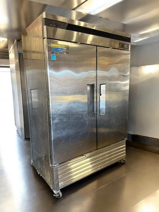 True T-49-HC double door refrigerator in superb condition. Stainless steel, branded labels visible. Fully tested, 115V.