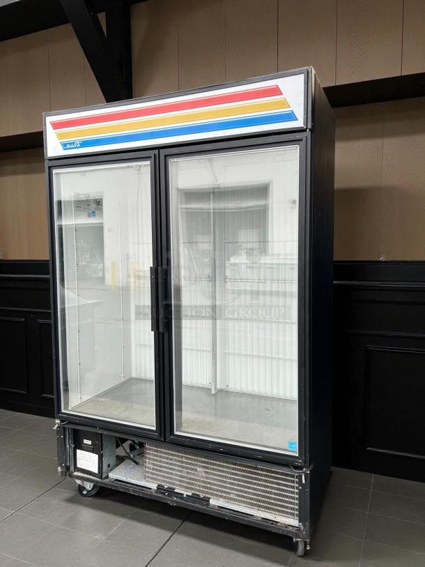 True GDM-49F-FLX-HC~TSL01 glass door merchandiser, excellent condition, dual hinged doors, black, 115v, tested working.