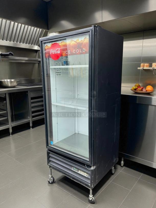 True GDM-10-58-HC~TSL01 glass door merchandiser, black, right hinge, excellent condition, tested and working, 115v.