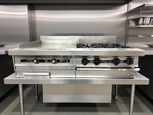Jade Range gas range with 24” griddle and 4 burners in excellent condition. Stainless steel finish, rare find, ideal for professional kitchens.