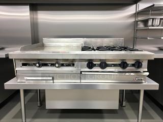 Jade Range gas range with 24” griddle and 4 burners in excellent condition. Stainless steel finish, rare find, ideal for professional kitchens.