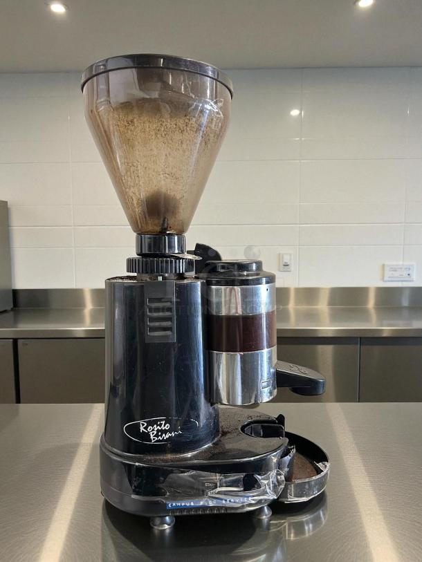 Rosito Bisani F5GM espresso grinder, 3.3 lbs hopper, semi-automatic. Cast aluminum, tested and working. Appears in good condition.