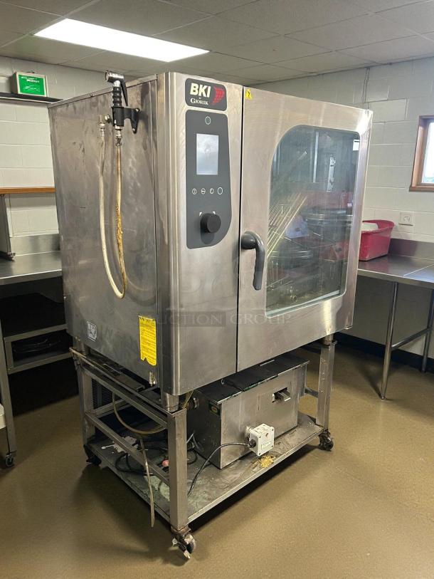 BKI ETE102R electric boilerless combination oven, great condition, stainless steel, tested and working, fits 10 full sheets.
