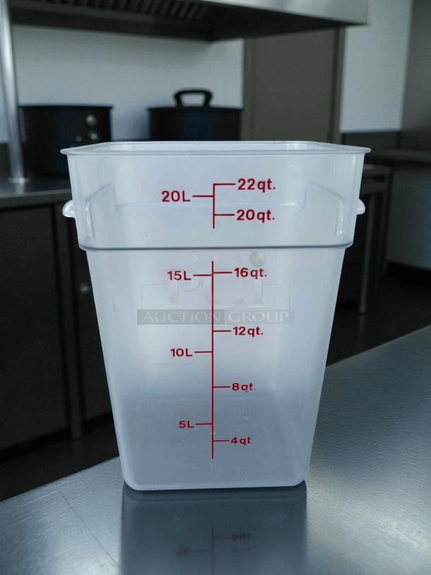 Cambro CamSquares® 22 Qt. clear polycarbonate food storage container, model 21422sfscw, with volume markings. Great condition.
