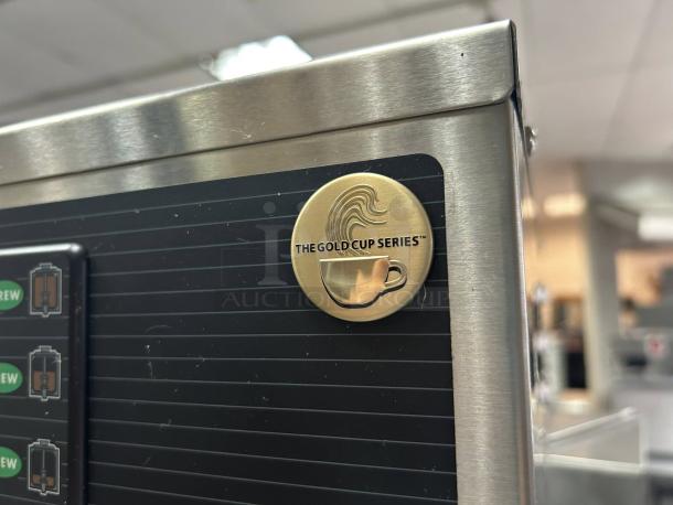 Curtis GEMTS10A1000 G3 Gemini Twin coffee brewer, great condition, gold cup series label, 1.5-gallon capacity.