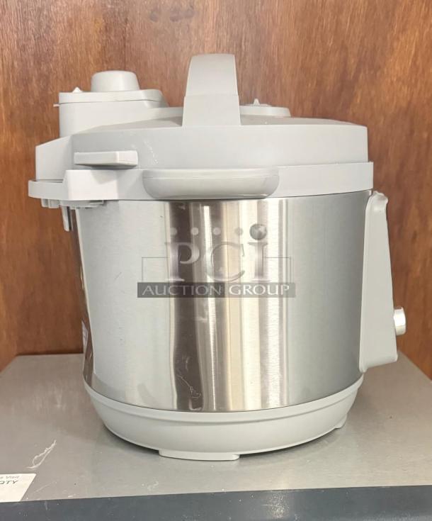 Instant Pot Pro Multi-Use Pressure Cooker, model LPZK0450032, in white. Features stainless steel exterior, great condition.