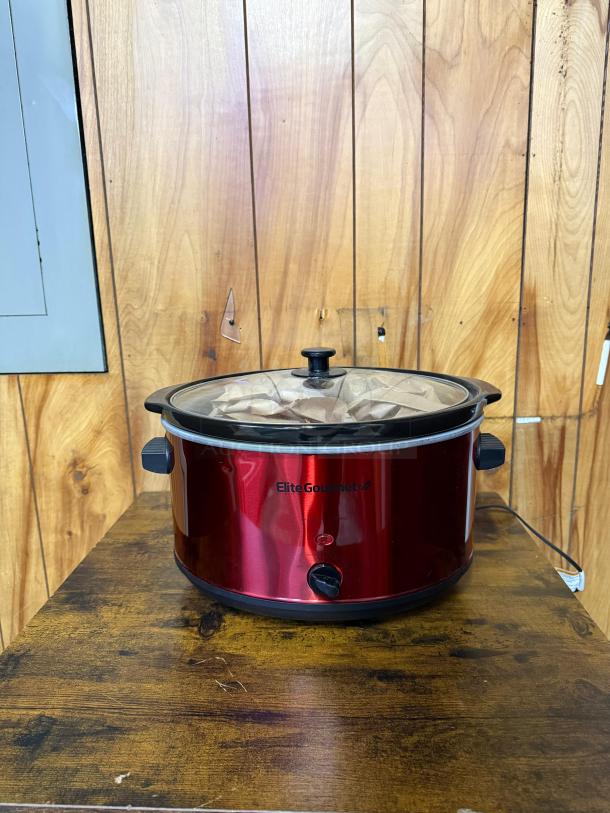 Elite Gourmet 8.5-qt stainless steel slow cooker with red exterior and glass lid, model 8.5 QT, excellent condition.