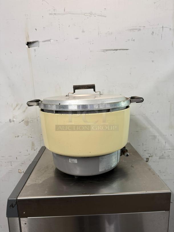 Rinnai RER55ASN 55 Cup Commercial Natural Gas Rice Cooker with lid; used condition, visible wear on exterior.