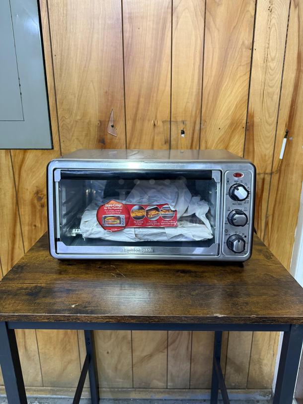 Hamilton Beach 4-Slice Toaster Oven, stainless steel, 5 cooking modes, 2 rack positions, 1100 watts, excellent condition.