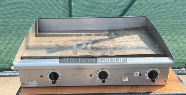 Toastmaster 36" gas griddle, countertop flat grill with thermostatic control. Features three control knobs, used condition.