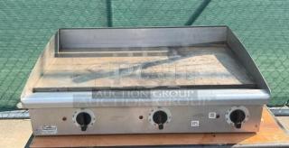 Toastmaster 36" gas griddle, countertop flat grill with thermostatic control. Features three control knobs, used condition.