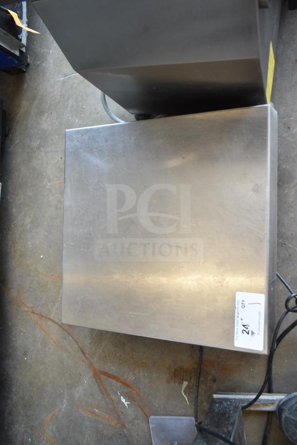 Doran 7000XLM Commercial Scale in stainless steel, 115-230 volts, 1 phase; visible label with auction details.