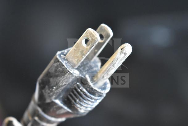 Doran 7000XLM Commercial Scale plug, shown up close. Compatible with 115-230 volts, 1 phase power.