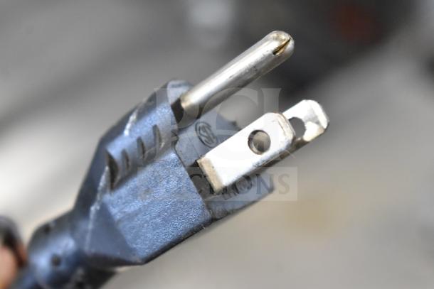 Thermador commercial countertop gas range with 4 burners, charbroiler, and flat top griddle. Includes power plug.