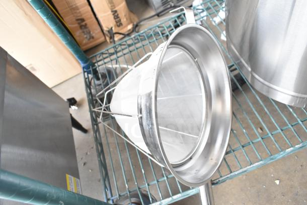 Brand new Galaxy 177GCT10 10" stainless steel bouillon strainer. Scratch and dent condition. Durable and reinforced design.