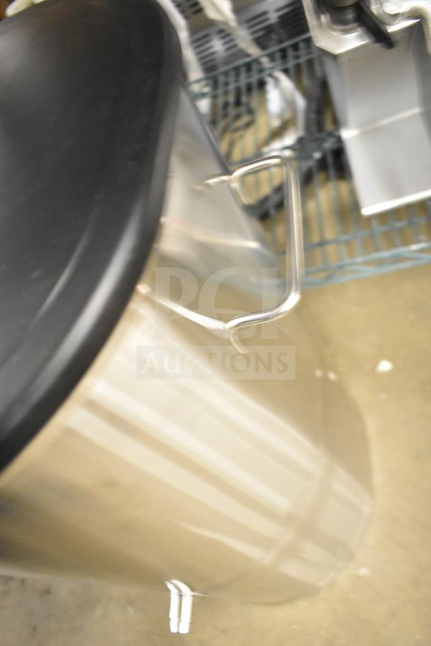 Brand new Bunn 34100.0001 TDO-5 5-gallon iced tea dispenser, solid plastic lid, minor scratches and dents.