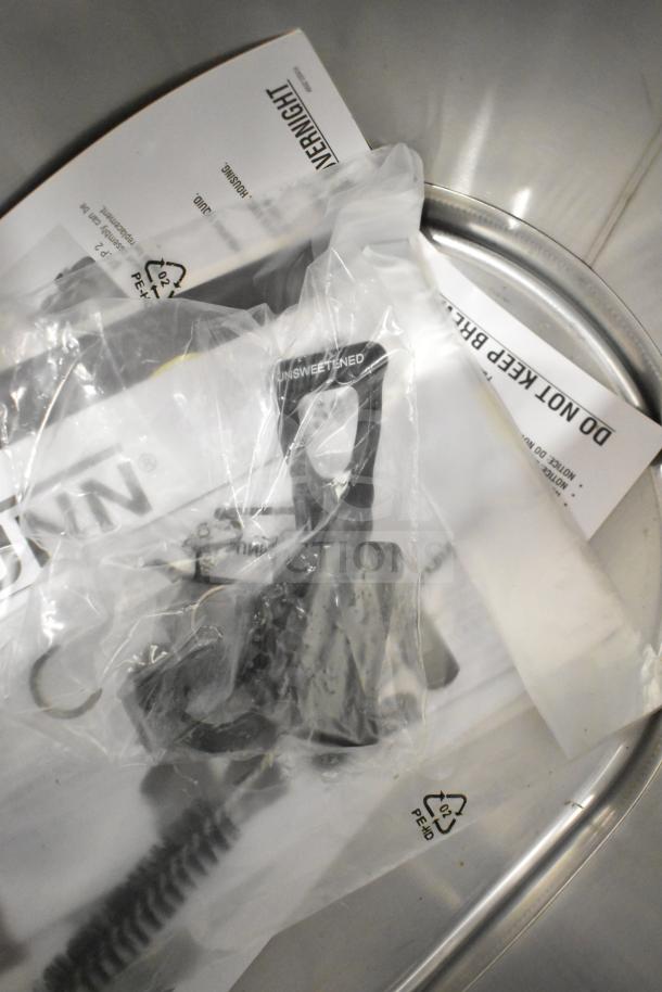 Brand new Bunn 34100.0001 TDO-5 iced tea dispenser, 5-gallon, solid plastic lid, minor scratches, unsweetened label.