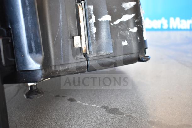 2017 Hobart HTi-LH26 scale, visible wear on casing, countertop model, 120/208-240V, tested and working.