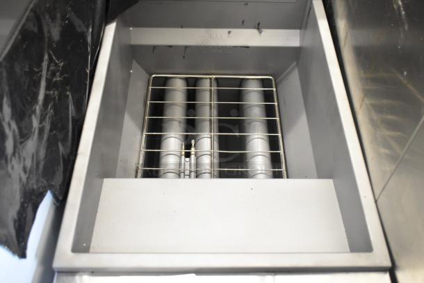 Stainless steel Mainstreet 541FF40L propane deep fat fryer interior. New condition, 40 lb. capacity, 90,000 BTU.